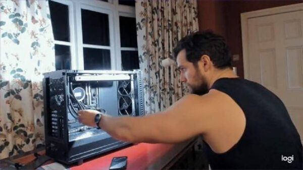 Henry Cavill armando su PC Gamer